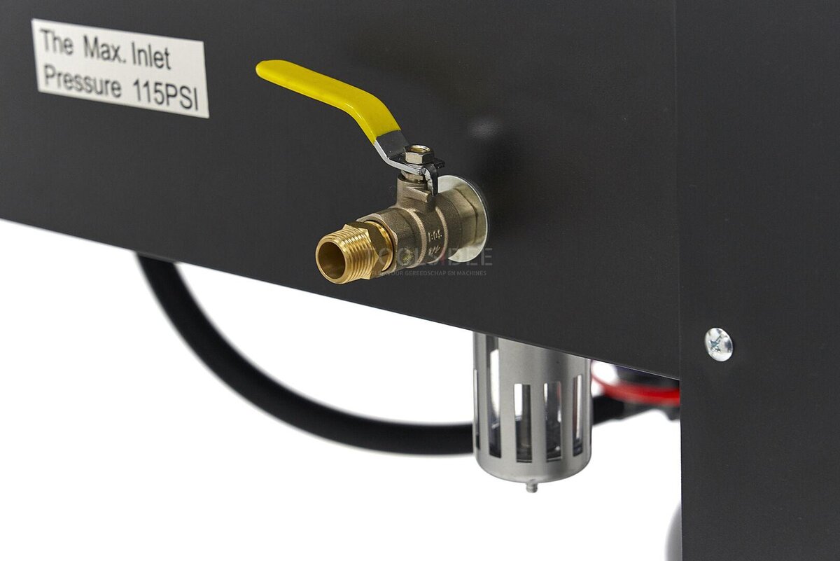 HBM Hochdruck-Strahlkabine SBC 990 mit 2 Abluftventilatoren