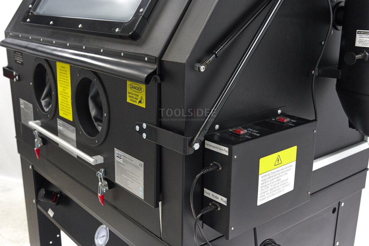 HBM Hochdruck-Strahlkabine SBC 990 mit 2 Abluftventilatoren