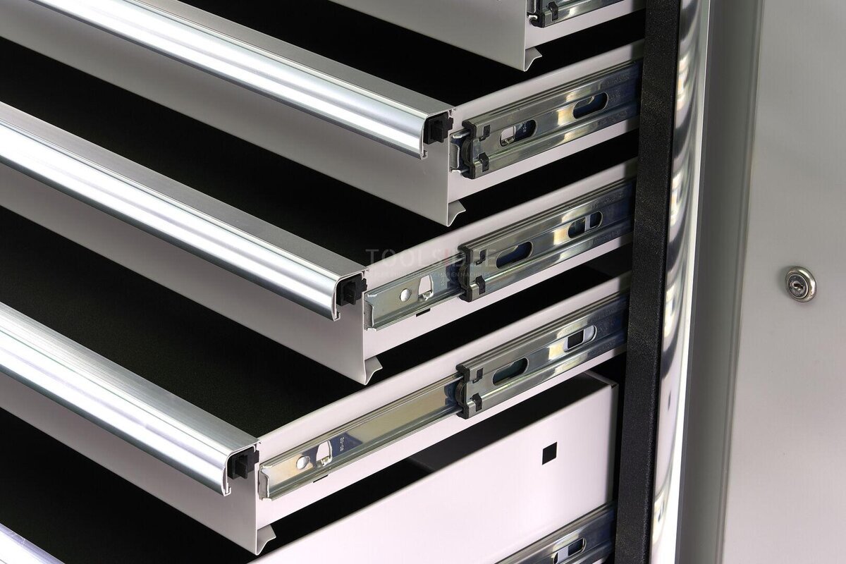 HBM 136 Cm. Professionell mobil arbetsbänk med skåpvägg och tillbehör