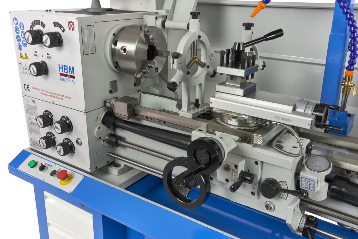 HBM 360 x 1000 industriell metalldreiebenk komplett med stor åpning med 3-akset LCD digitalt avlesningssystem - 400 volt