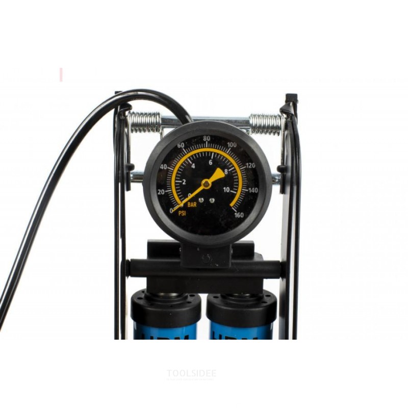 HBM professionel fodpumpe med dobbelt cylinder og manometer 9 bar. HBM professionel fodpumpe med dobbelt cylinder og manometer 9 bar.