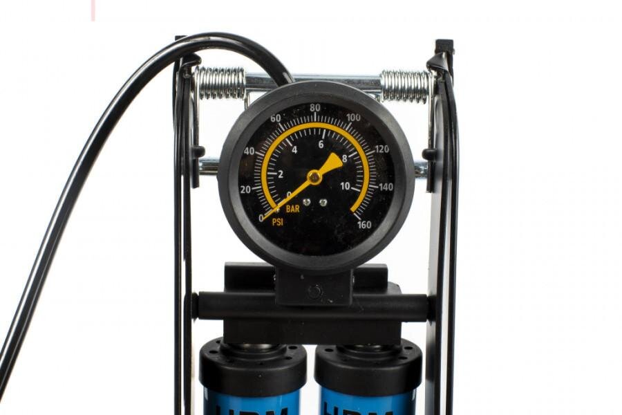 HBM professionel fodpumpe med dobbelt cylinder og manometer 9 bar.