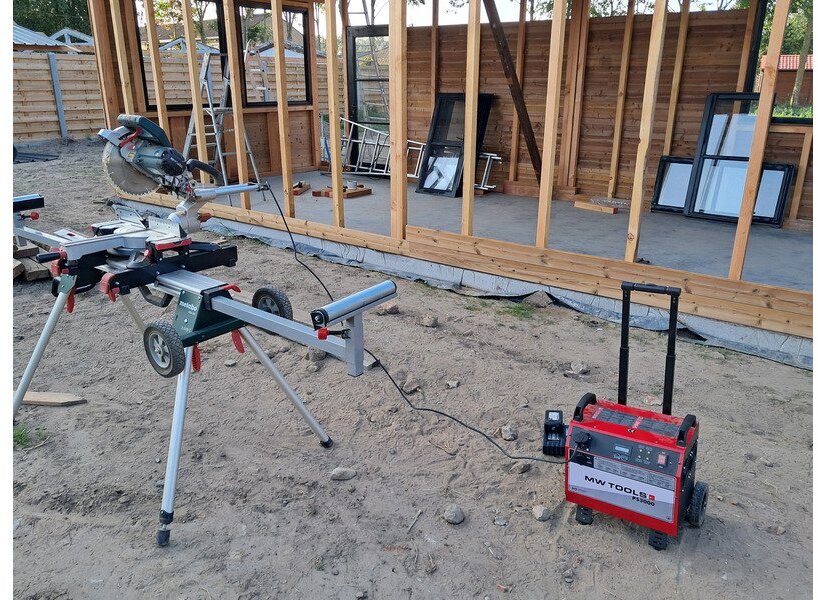 Kraftværk 230 V 2405 Wh 3,5 kW industriel med trolley MW Tools Kraftværk 230 V 2405 Wh 3,5 kW industriel med trolley MW Tools