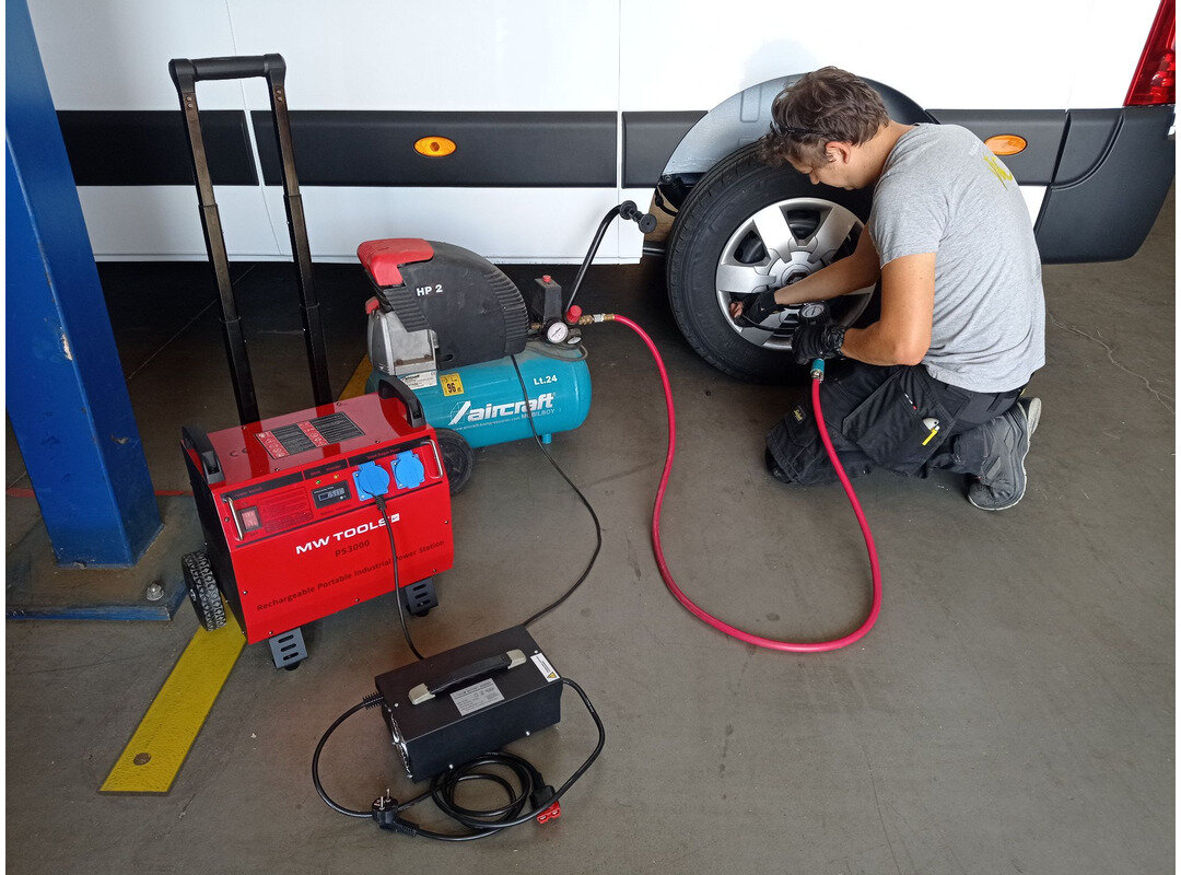 Kraftværk 230 V 2405 Wh 3,5 kW industriel med trolley MW Tools Kraftværk 230 V 2405 Wh 3,5 kW industriel med trolley MW Tools