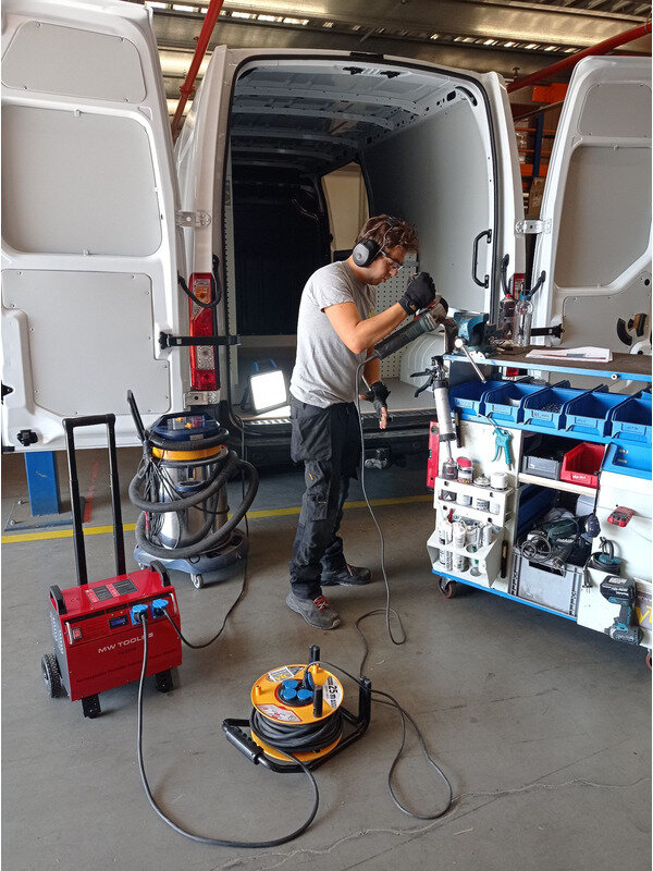 Kraftværk 230 V 2405 Wh 3,5 kW industriel med trolley MW Tools Kraftværk 230 V 2405 Wh 3,5 kW industriel med trolley MW Tools