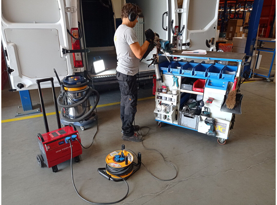 Kraftværk 230 V 2405 Wh 3,5 kW industriel med trolley MW Tools Kraftværk 230 V 2405 Wh 3,5 kW industriel med trolley MW Tools