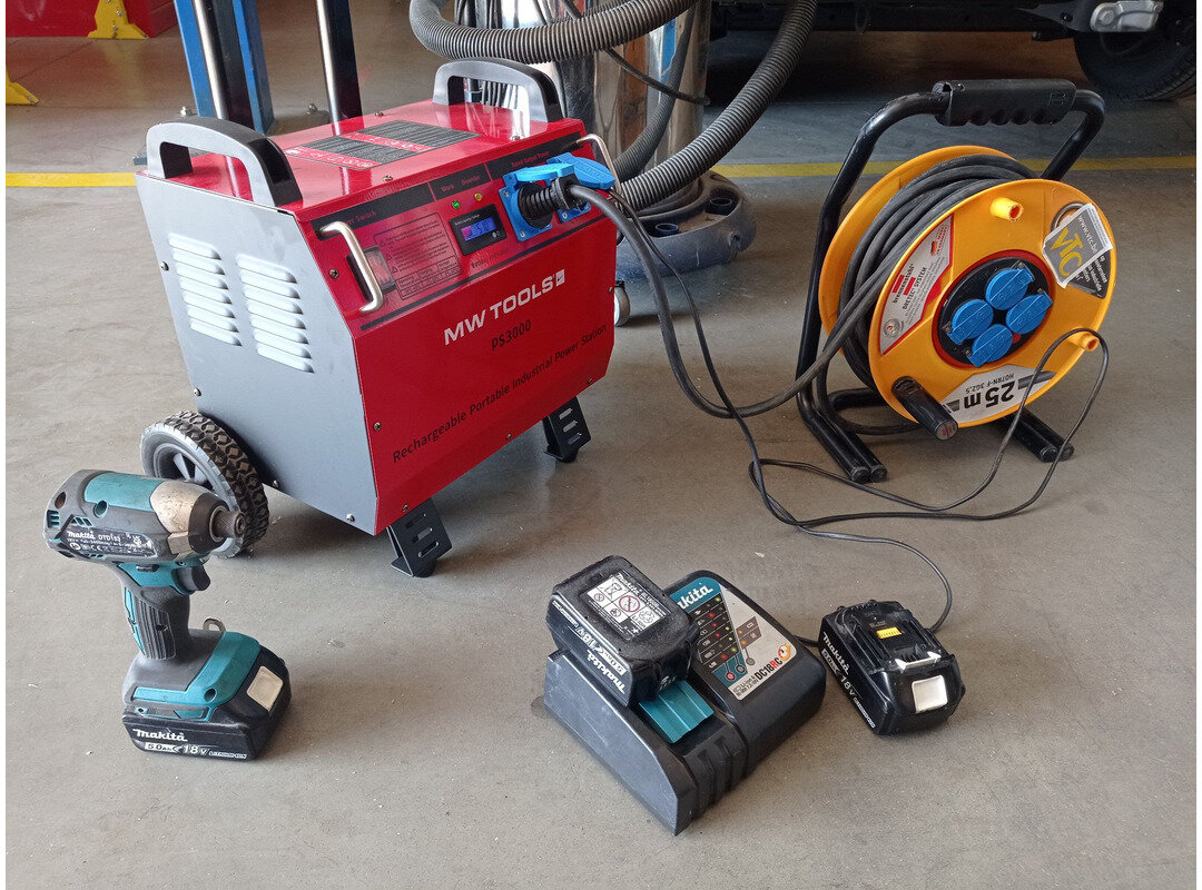 Kraftværk 230 V 2405 Wh 3,5 kW industriel med trolley MW Tools Kraftværk 230 V 2405 Wh 3,5 kW industriel med trolley MW Tools