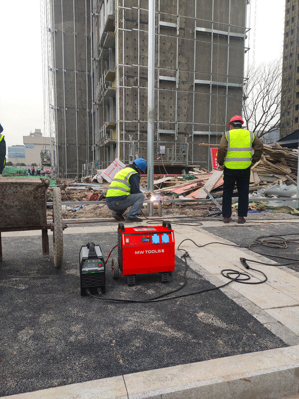 Kraftværk 230 V 2405 Wh 3,5 kW industriel med trolley MW Tools Kraftværk 230 V 2405 Wh 3,5 kW industriel med trolley MW Tools