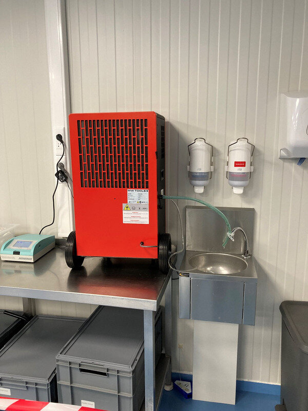 Industriell metallkonstruksjonstørker 90 l/dag med DC-pumpe MW Tools