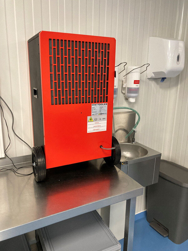 Industriell metallkonstruksjonstørker 90 l/dag med DC-pumpe MW Tools