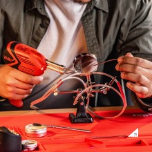 Weller helfende Hände mit Lupe