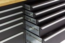HBM werkbank 182 cm zwart met 15 laden, 3 hangkasten, achterwand, houten werkblad, verrijdbaar, 700 kg
HBM werkbank 182 cm zwart met 15 laden, 3 hangkasten, achterwand, houten werkblad, verrijdbaar, 700 kg