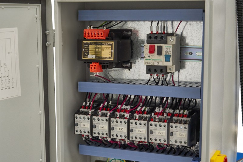 HBM BF 60 DRO fræsemaskine ISO 40 med udlæsningsboks, bordfremføring, køleanlæg, vipbar 45°, 1500 W, 400 V.