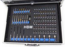 HBM 20V 2.0Ah batteriboremaskine 55 Nm med 100-delt tilbehørssæt, 2 batterier, oplader og kuffert.