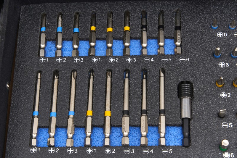 HBM 20V 2.0Ah batteriboremaskine 55 Nm med 100-delt tilbehørssæt, 2 batterier, oplader og kuffert.