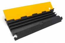 HBM 90 cm kabelbro/kabelkanal med klap, 3 kanaler, gummi, max. belastning 9 t, kabeltykkelse 2,5 cm. HBM 90 cm kabelbro/kabelkanal med klap, 3 kanaler, gummi, max. belastning 9 t, kabeltykkelse 2,5 cm.