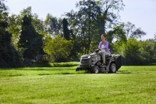 Alpina benzine zitmaaier tuintractor AT4 84 HA 414 cc 1-cilinder 2 messen 88 cm
