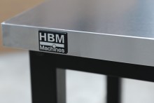 HBM RVS arbejdsbænk 152 cm x 61 cm, højde 91,1 cm, bæreevne 150 kg. HBM RVS arbejdsbænk 152 cm x 61 cm, højde 91,1 cm, bæreevne 150 kg.