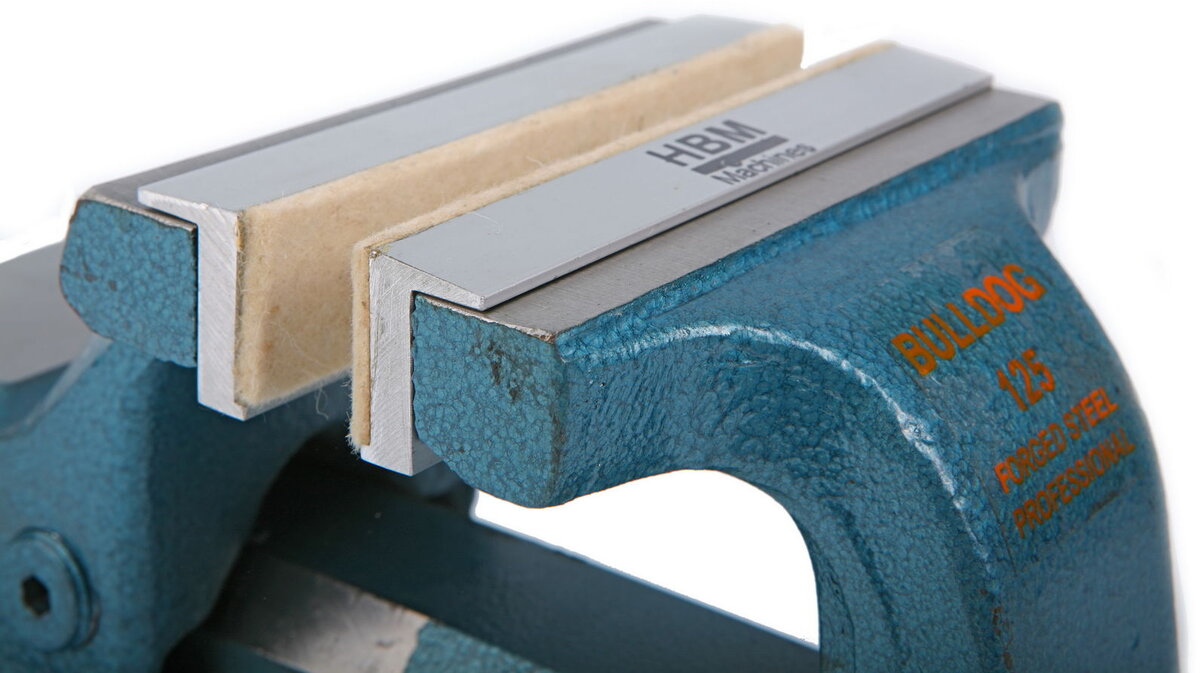 HBM alumiiniset kiinnitysleuat huovalla